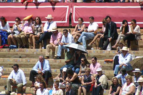 Tampoco hubo 'reventón' en la corrida de toros de rejones matinal. (FOTO: Javier Martínez)