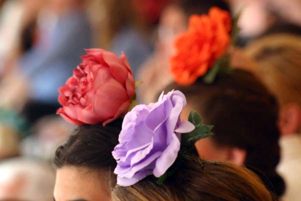 Flamencas muy coloreadas en la Maestranza. (FOTO: Javier Martínez)