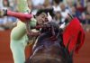 El pitón del toro atraviesa los gemelos de Curro Díaz. (FOTO: Arjona/lamaestranza.es)