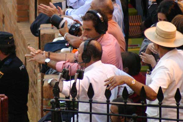 El diestro Salvador Cortés ha ejercido esta tarde como comentarista junto a Juan Ramón Romero en Canal Sur radio. (FOTO: Javier Martínez)