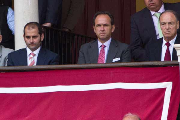 A la izquierda, el veterinario debutante este año, Eligo Vidal. Tan sólo unos cinco festejos de experiencia en Osuna... pero es sobrino de la mujer de Paco Teja, y lo había nombrado en su equipo. Curioso. (FOTO: Paco Díaz/toroimagen.com)