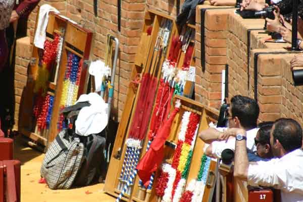 El callejón presentaba un colorido aspecto con las farpas, banderillas y demás útiles de rejoneo. (FOTO: Javier Martínez)