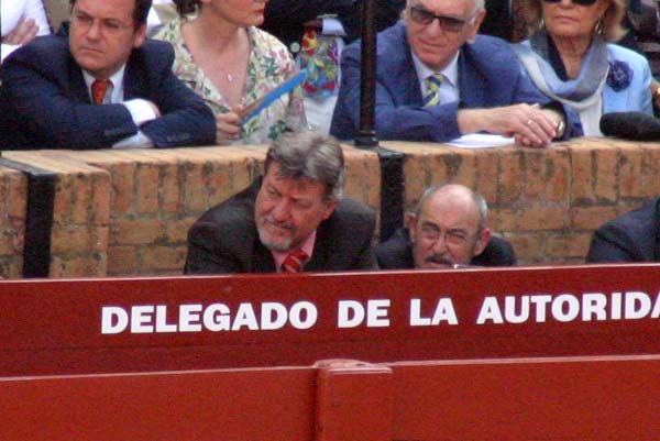 Gabriel Fernández Rey, ex presidente, fijo toda la Feria en el burladero de la autoridad. (FOTO: Javier Martínez)