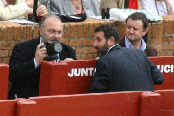 Otro día con fotógrafos no taurinos en el burladero de la Junta... y varios profesionales, sin acceso. (FOTO: Javier Martínez)