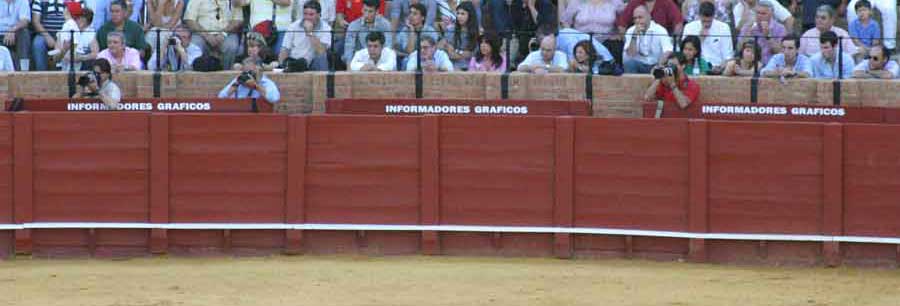 La empresa de la Real Maestranza, con el respaldo de la Junta de Andalucía, ha preferido dejar 13 plazas libres en el burladero de 'Prensa gráfica' antes que acreditar al fotógrafo de SEVILLA TAURINA.