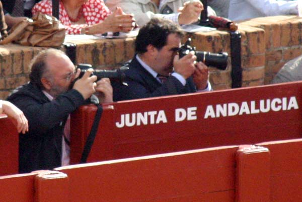 Los hay con suerte... Dos años lleva pidiéndole SEVILLA TAURINA por escrito a la nefasta delegada Carmen Tovar que permita que uno de nuestros fotógrafos pueda trabajar desde el burladero de la Junta si algún día dispone de espacio sobrante... Sin respuesta hasta hoy. (FOTO: Javier Martínez)