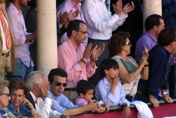 El marido de la delegada de la Junta, carmen Tovar, en su habitual ubicación este año en el 'Palco de convite'. (FOTO: Javier Martínez)