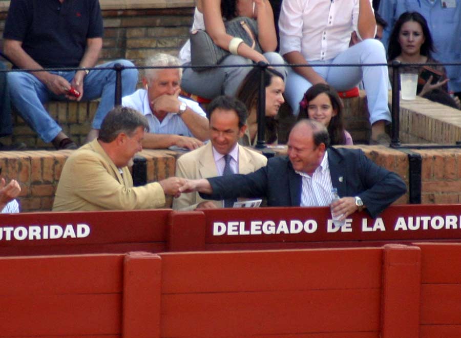 El expresidente Gabriel Fernández Rey saluda al presidente Julián Salguero en presencia del debutante usía. (FOTO: Javier Martínez)