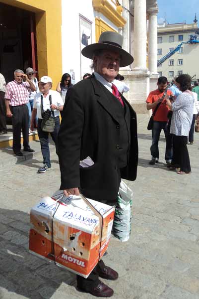 Unl seguidor de Talavante, con un gallo para su torero. (FOTO: Javier Martínez)