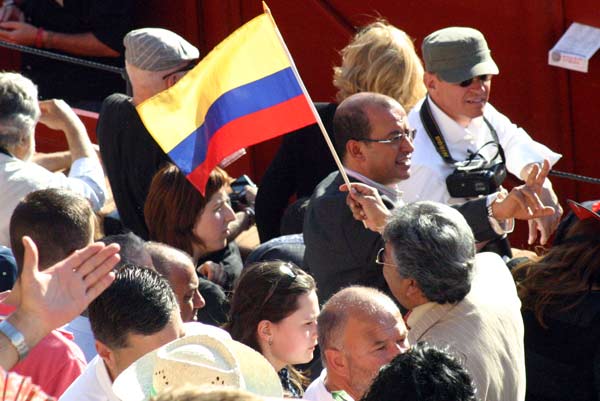 Un guía intenta reunir en el tendido a todo el grupo de sus turistas. (FOTO: Javier Martínez)