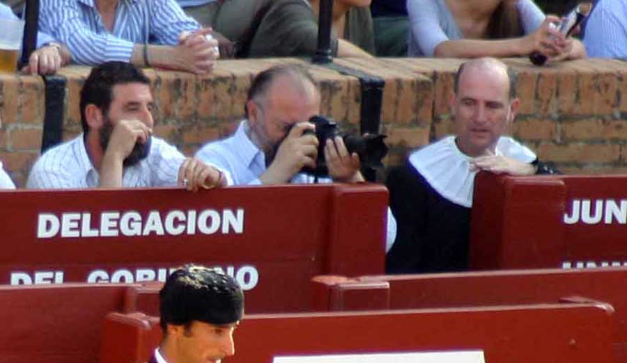 La Junta de Andalucía incluso cede espacio de su burladero a fotógrafos no taurinos que realizan fotografías del desarrollo del festejo sin que se haya explicado su motivo ni soporte de publicación. (FOTO: Javier Martínez)