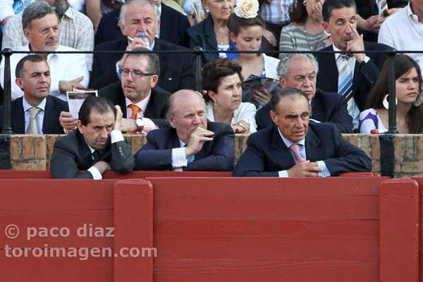 El ganadero de la tarde, Ricardo Gallardo, anotando en su libreta todos los apuntes que ha deparado sus toros. (FOTO: Matito)