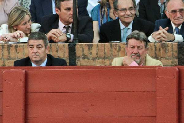 El delegado de callejón, Antonio Mesa, y el ex presidente Gabriel Ferández Rey, que ha asistido todas las tardes. (FOTO: Paco Díaz/toroimagen.com))