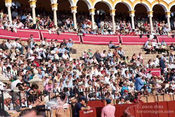 Todavía sin 'No hay billetes' en Feria. Hoy miércoles, algo más de tres cuartos de plaza. (FOTO: Paco Díaz/toroimagen.com)