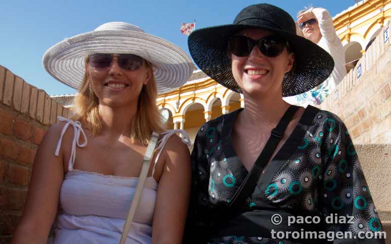 Glamour en la primera novillada de abono de la Real Maestranza. (FOTO: Paco Díaz/toroimagen.com)