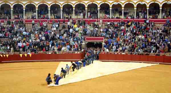 Los operarios recogen la pesada lona. (FOTO: Javier Martínez)