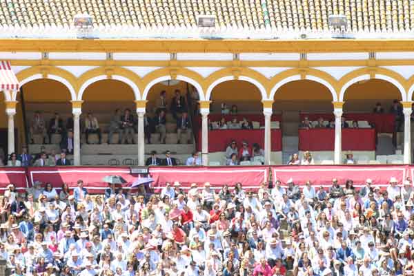 El palco perteneciente a la Real Maestranza de ¿Caballería? presentaba también amplios claros. (FOTO: Javier Martínez)