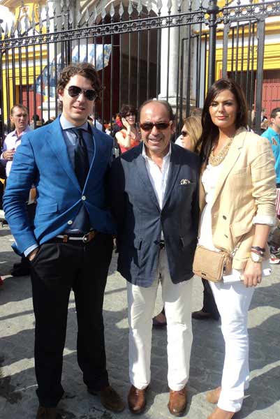 Manuel Viera, autor de las crónicas en SEVILLA TAURINA, con su hijo Lolo y la novia. (FORO: Javier Martínez)