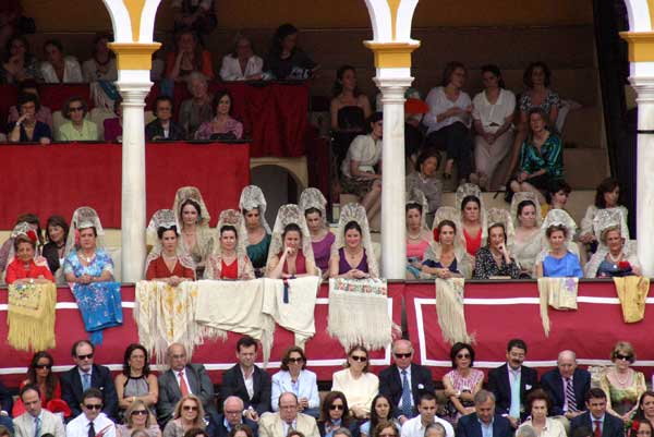 El palco de maestrantes muy vistoso con la señoras de mantilla. (FOTO: Javier Martínez)