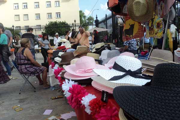 ¿Puerta del Príncipe o mercadillo de barrio? (FOTO: Javier Martínez)