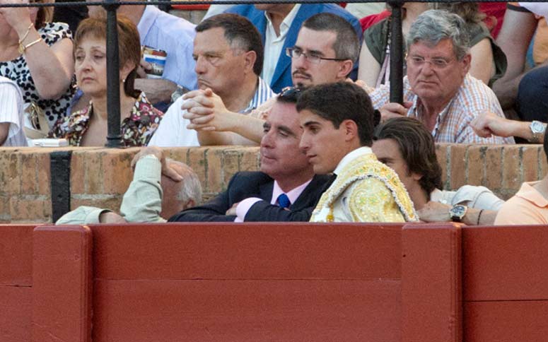 Ortega Cano, dándole instrucciones a su torero, el extremeño Rafael Cerro. (FOTO: Paco Díaz/toroimagen.com)