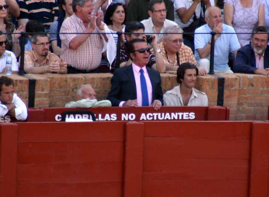 Y después el flamante apoderado de Rafael Cerro disfrutó y jaleó lo que el joven novillero hacía. (FOTO: Javier Martínez)