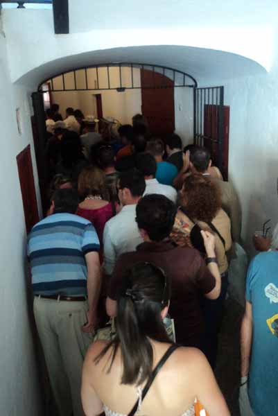 Los angostos pasillos interiores de la plaza se colapsan. (FOTO: Javier Martínez)