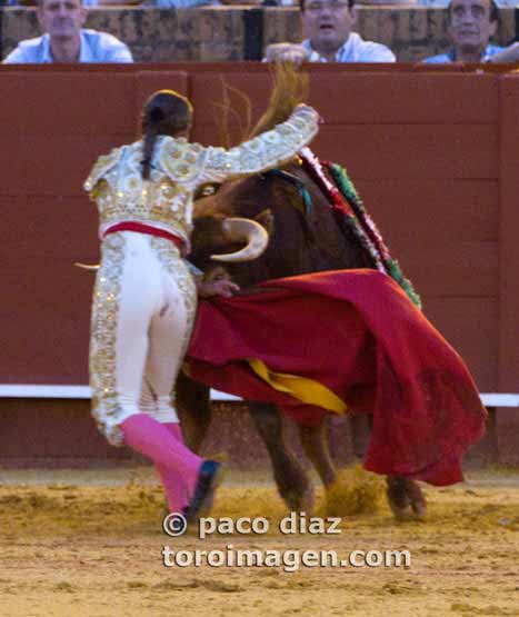 Ella pasó un quinario, los del callejón otro. (FOTO:Paco Díaz/Toroimagen.com)