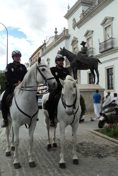 Dos policías a caballo bajo la figura ecuestre de la condesa de Barcelona. (FOTO: Javier Martínez)