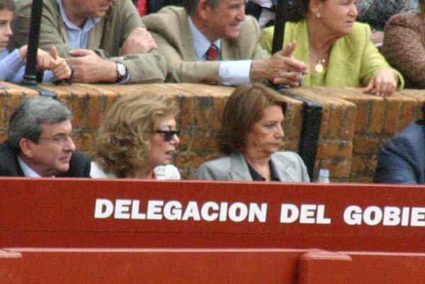 Las socialistas Amparo Rubiales y Carmen Hermosín... Si volvieran, sabrían cómo devolver al callejón su única funcionalidad. (FOTO: Javier Martínez)