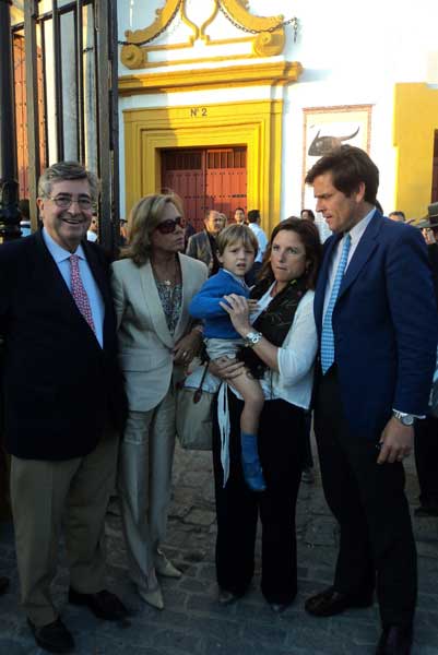 Dávila Miura con su esposa Carmen y su hijo Eduardo, y su tío Sancho Dávila. (FOTO: Javier Martínez)