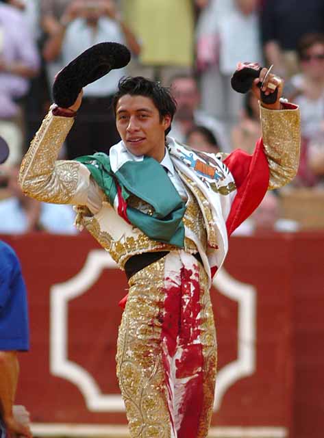 Sergio Flores, con la oreja del tercero. (FOTO: Matito)