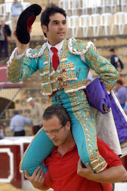 Salvador Vega, a hombros en Osuna esta tarde. (FOTO: Eduardo Porcuna)