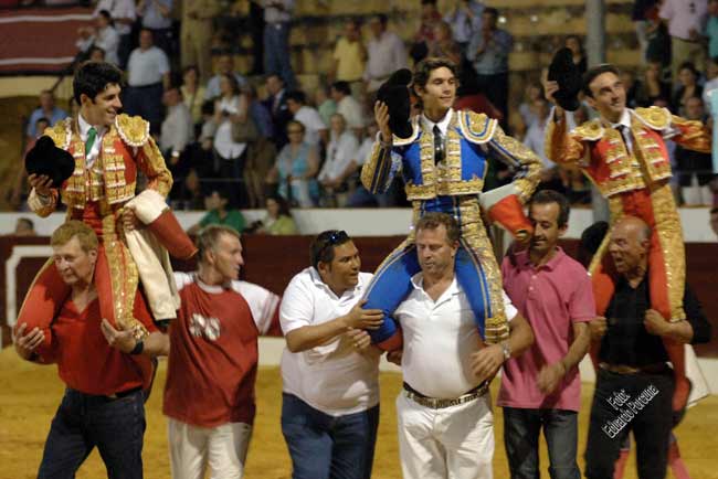 Los tres toreros a hombros.