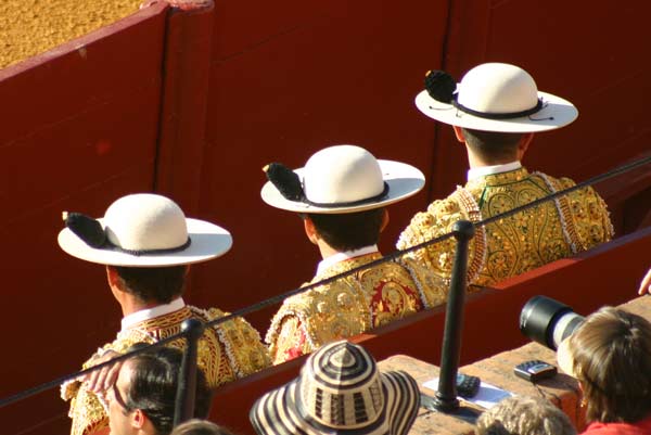 Tres picadores que parecen calcados el uno del otro. (FOTO: Javier Martínez)