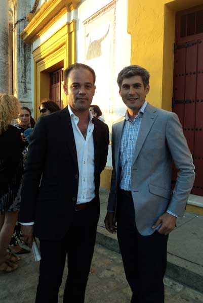 Dos triunfadores de la Feria de Abril: los banderilleros Juan José Trujillo y Curro Javier. (FOTO: Javier Martínez)