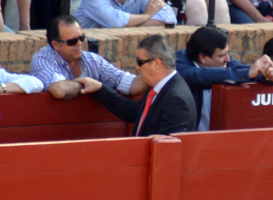 El delegado Antonio Mesa parece conocer a nuestro 'Wally'; habrá que preguntarle. (FOTO: Javier Martínez)