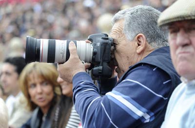 El 'peligroso' fotógrafo taurino Paco Díaz tratando de hacer fotos profesionales a pesar de los obstáculos.
