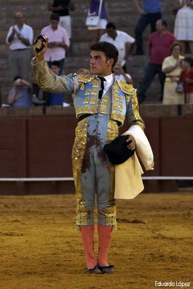 Fernando Adrián con la oreja del sexto. (FOTO: Eduardo López)