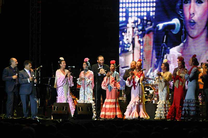 Sevillanas más alegres con el Coro de la Hermandad del Rocío de Triana.