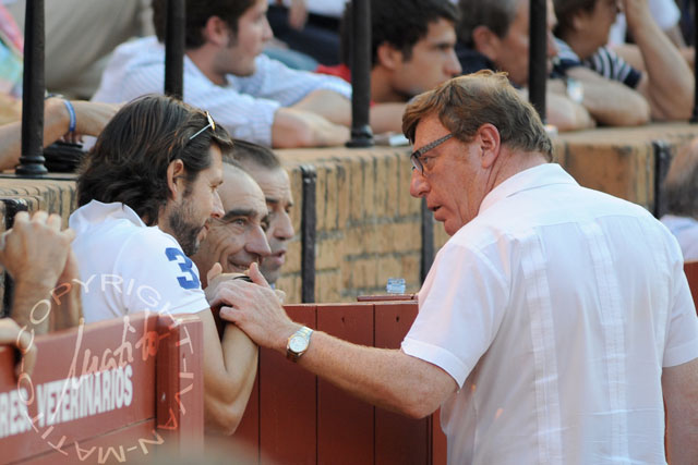 Curro Molina, el ganadero Ricardo Gallardo y el humorista César Cadaval. (FOTO: Matito)