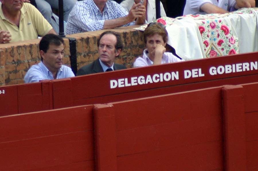 La Junta de Andalucía, en cambio, no duda en invitar en su burladero a la importante y 'relevante' figura del 'relaciones públicas' y dicharachero Carlos Telmo en su burladero. Sin relación taurina directa ni funcionalidad alguna sobre el festejo, ¿será amiguísimo de la delegada Carmen Tovar?. (FOTO: Javier Martínez)