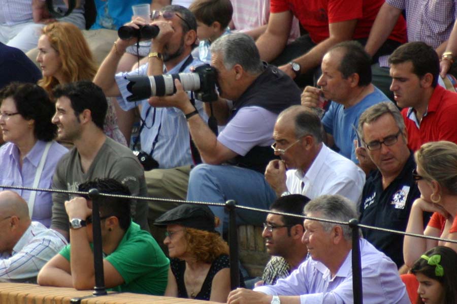 En estas condiciones, fuera del callejón, tienen que trabajar los fotógrafos de SEVILLA TAURINA, mientras hay más de la mitad del burladero de 'prensa gráfica' vacío cada domingo. (FOTO: Javier Martínez)