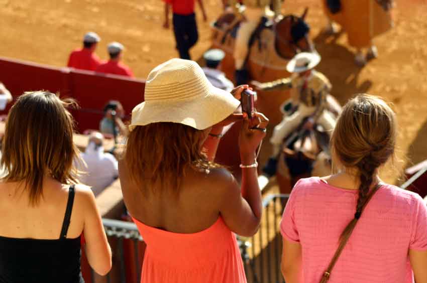 Fuerta presencia de turistas, en más cantidad que otros años. (FOTO: Javier Martínez)