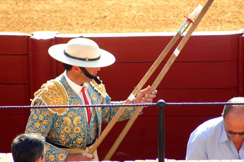 Probando las varas de picar antes de comenzar el tercio. (FOTO: Javier Martínez)