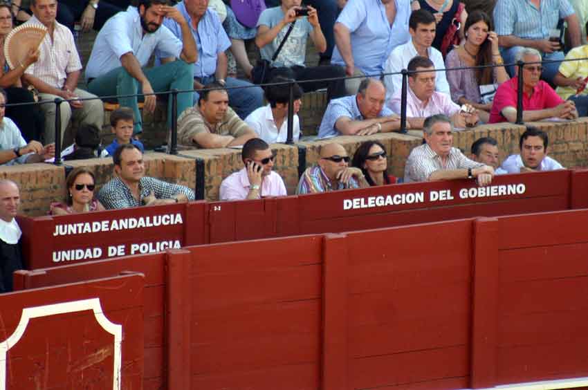 Las importantes y destacables 'personalidades' que esta tarde ocupaban parte del burladero de la Junta de Andalucía. (FOTO: Javier Martínez)