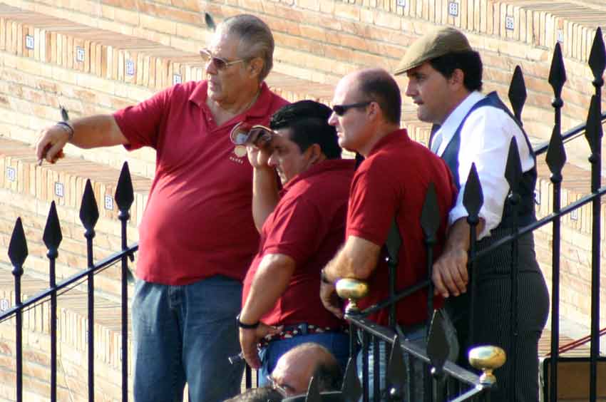 El personal de corrales de la empresa, atento al desarrollo del festejo. (FOTO: Javier Martínez)