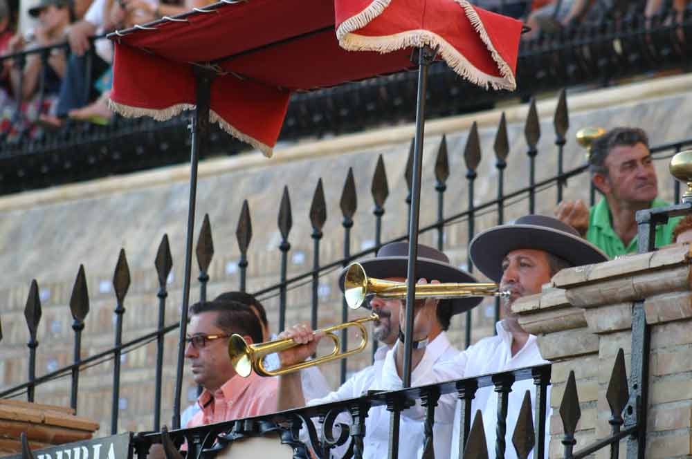 Los encargados de los clarinazos en la Maestranza, a pleno pulmón. (FOTO: Javier Martínez)