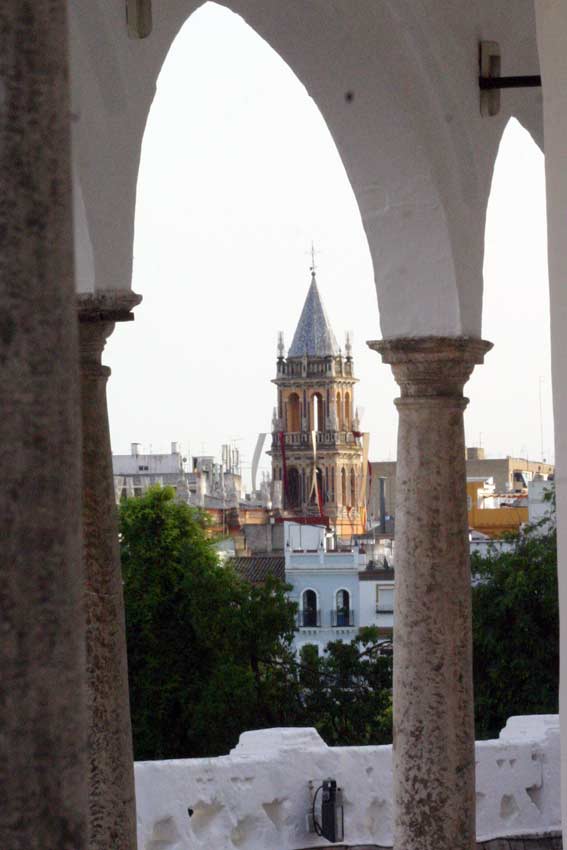 Santa Ana, la catedral de Triana, desde la Maestranza. (FOTO: Javier Martínez)