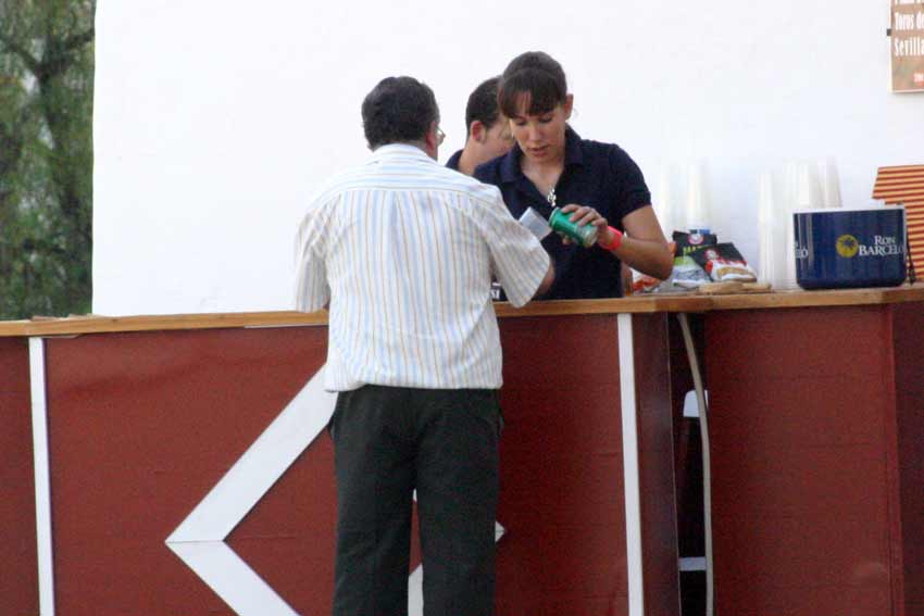 A mitigar el calor a tres euros por un refresco de 0,29 € en Mercadona. (FOTO: Javier Martínez)